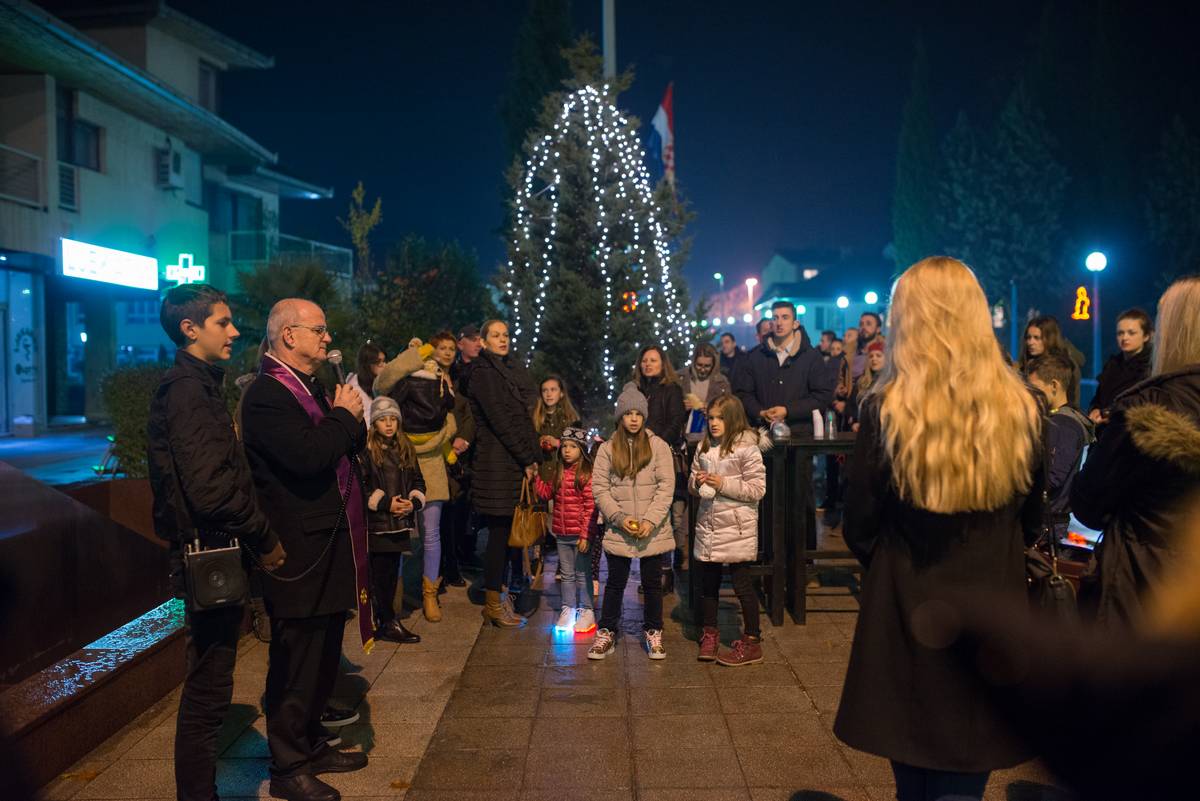 Postavljanje i kićenje „Božićnog bora“ i paljenje „Prve adventske svijeće“ na Jaslicama Stolac-Centar 2018. 